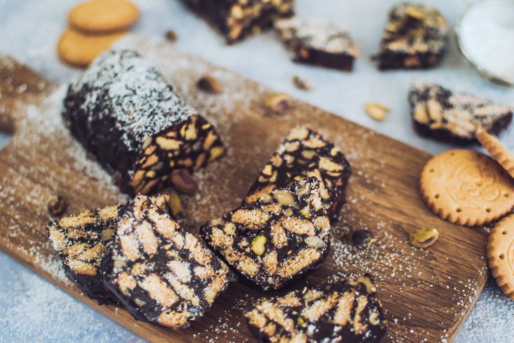 Tinginio receptas: klasikinis desertas pagal močiutę Tinginys supjaustytas ant lentelės