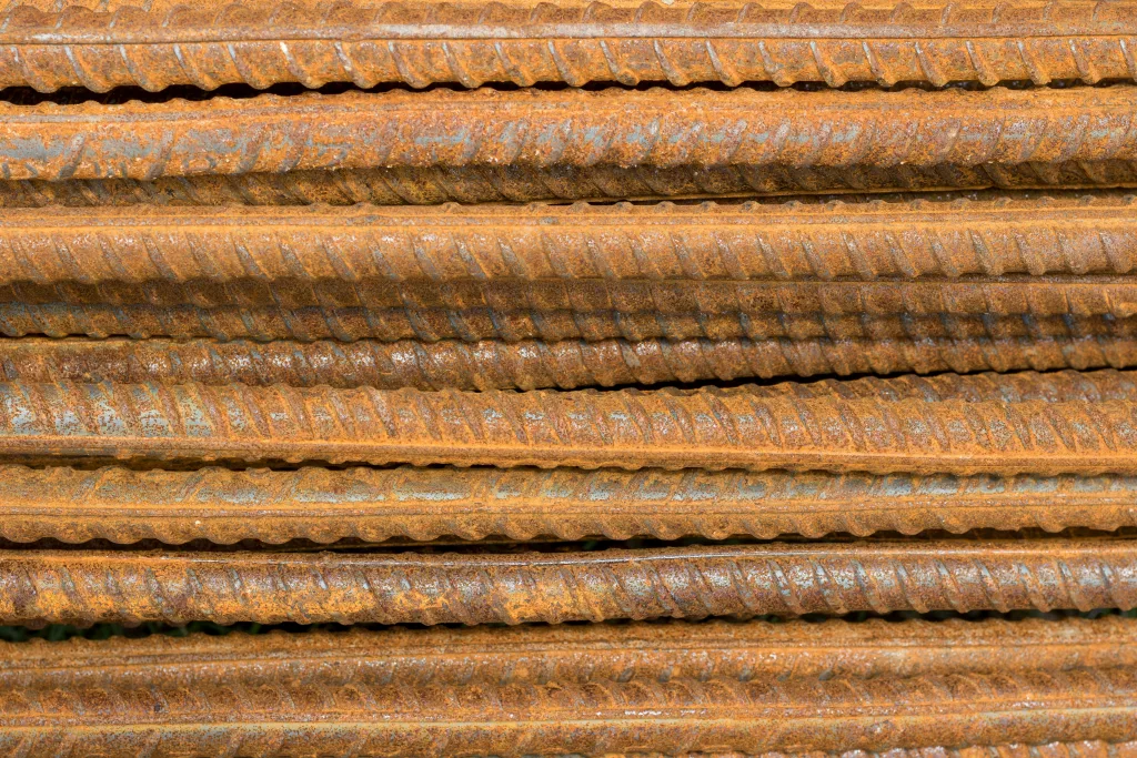 Kaip tinkamai armuoti pamatus: dažniausios klaidos Rūdijanti armatūra pamatams – rebar strypai iš arti